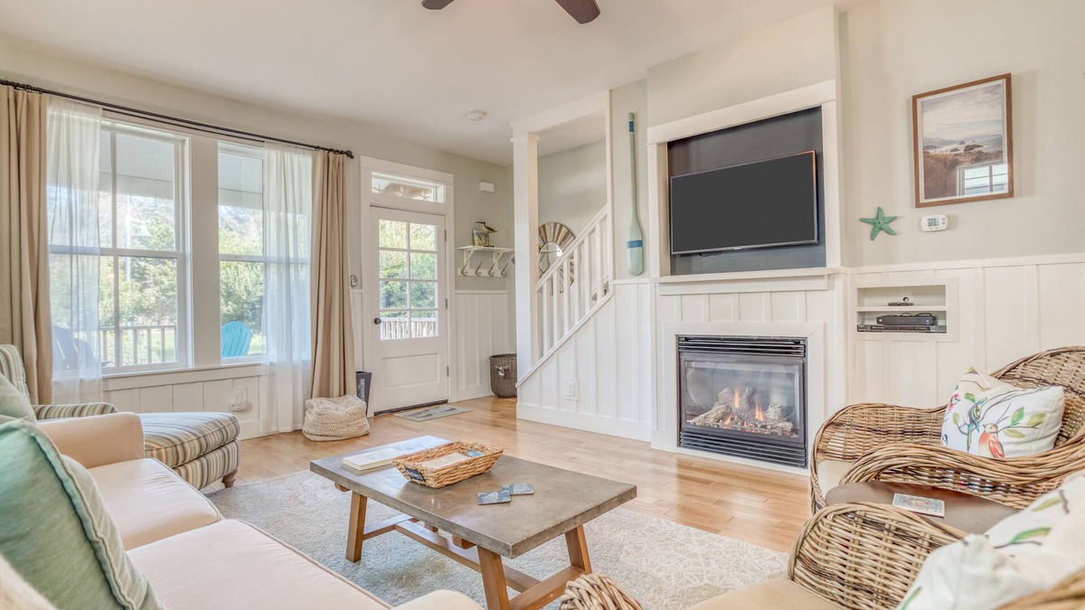 Nelscott House | Parkside Home Near Beach Access Has Hot Tub, Elevated Deck in Olivia Beach!