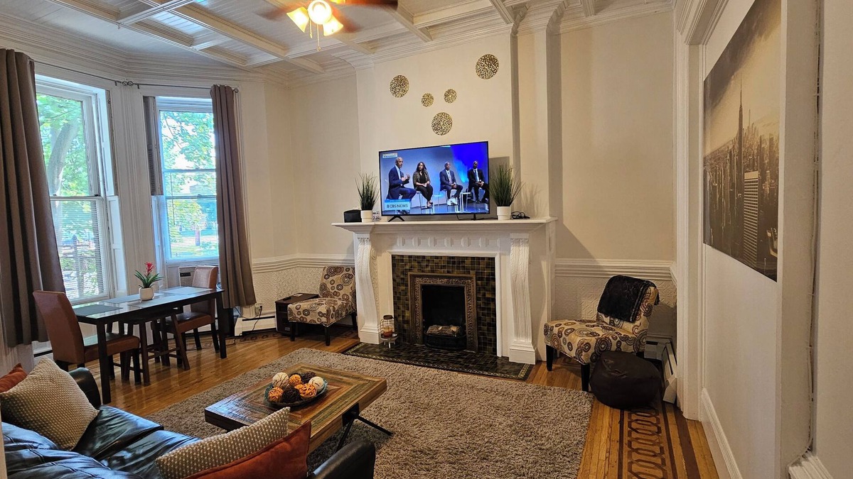 Albany Apartment | Parkside Queen Stunning 1 Bedroom in 1800's Brownstone!