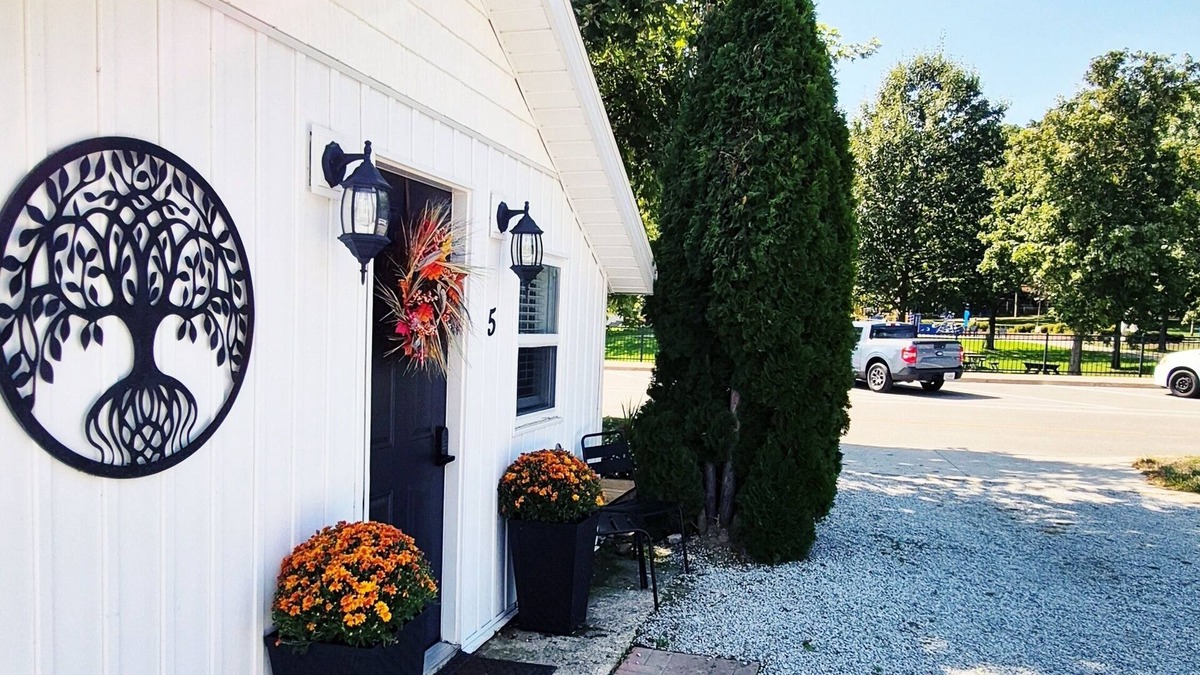 Leamington Cottage | Parkview Boho Cottage 5 - Cedar Serenity