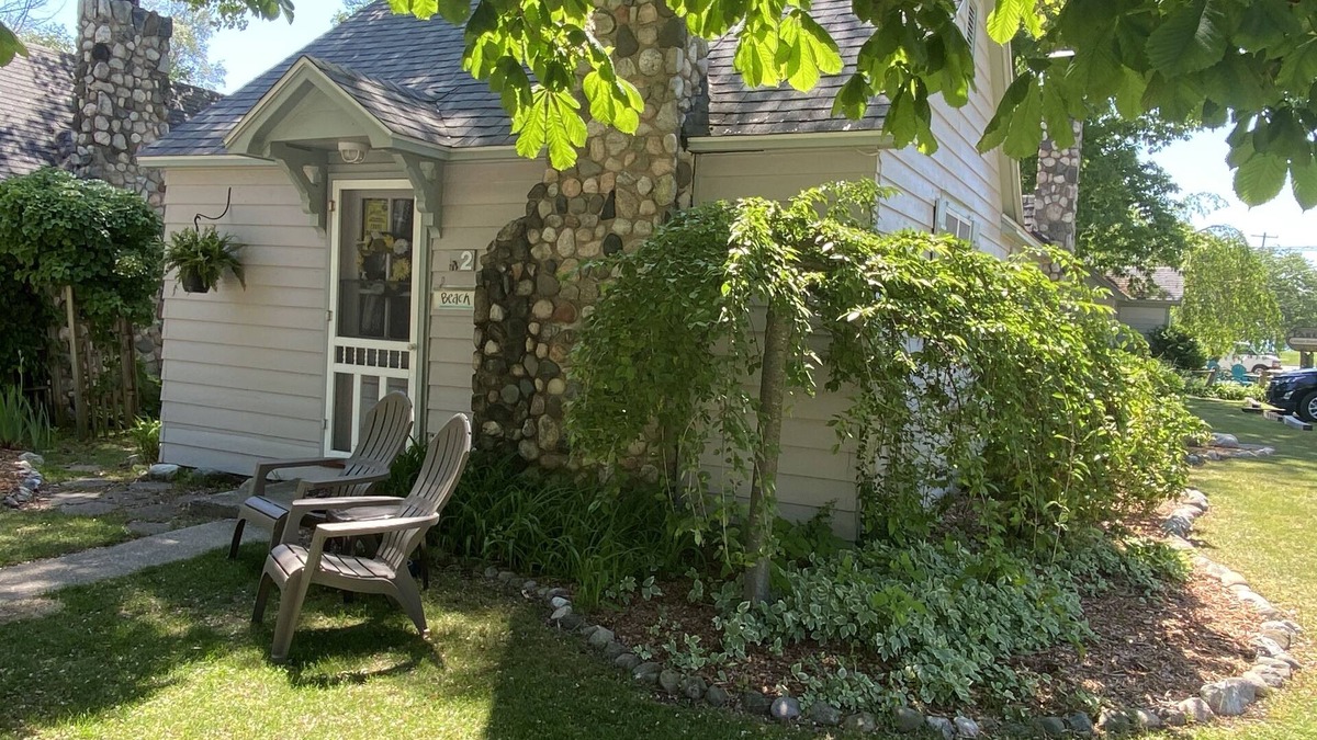 Ludington Cottage | Parkview Cottage #2 - 1/2 block to city beach