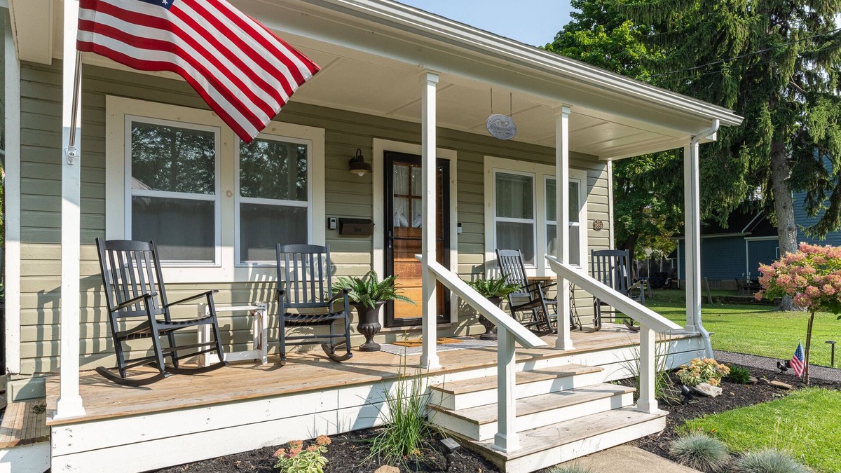 Youngstown Cottage | Parkview Cottage in the Heart of Youngstown - Sleeps 4/Small Dog Friendly