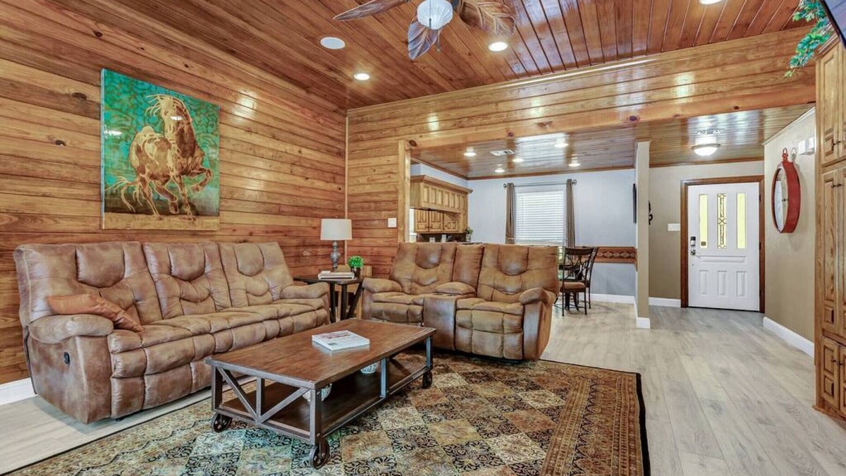 Conroe House | Parkway Main House · Peaceful and Relaxing Oasis within the City