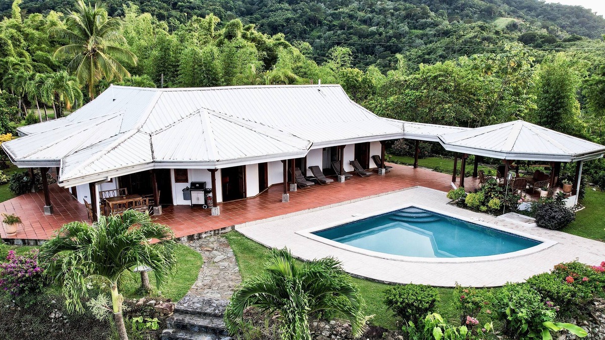 Parlatuvier House | Parrot Estate Villa Near Englishman's Bay