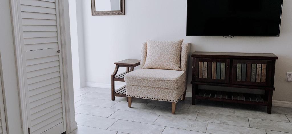 Alta Vista House | Parrot Paradise Sarasota Near Beaches and Pinecraft