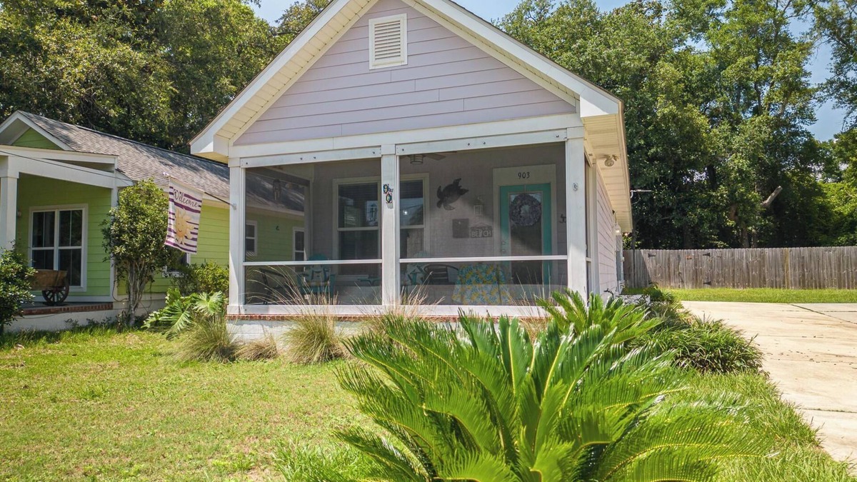 Mississippi City House | Parrothead Escape-3BD/2BA- 1 block from beach - Pet Friendly