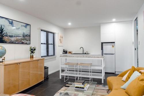 Bundaberg North Apartment | Parrots Nest - 2 Bedroom