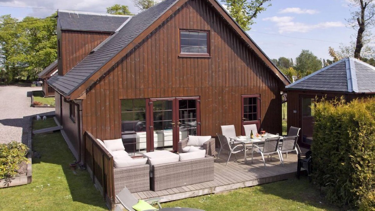 Tillicoultry Ski Chalet | Party Lodge - luxury 4-bedroom lodge with private hot tub, large gardens, barbecue area, lovely view