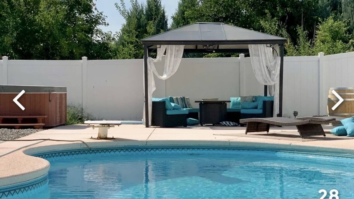 Pasco House | Pasco Oasis Get Away - In-ground pool and hot tub open June-Sept, 4 bed 2.5 bath