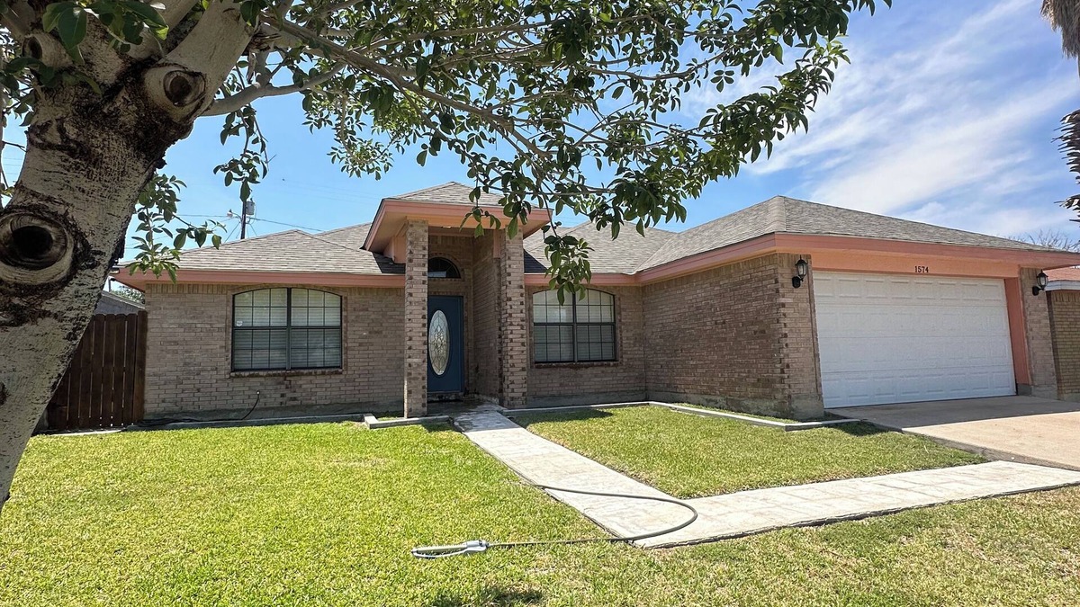 Eagle Pass House | Paseo House - 3 Bedroom/2Bathroom - Centrally Located - Your Perfect Nest!