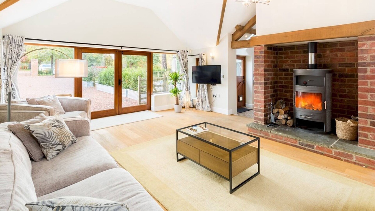 Ardens Grafton House | Pass the Keys | Spacious Country Cottage Hot Tub