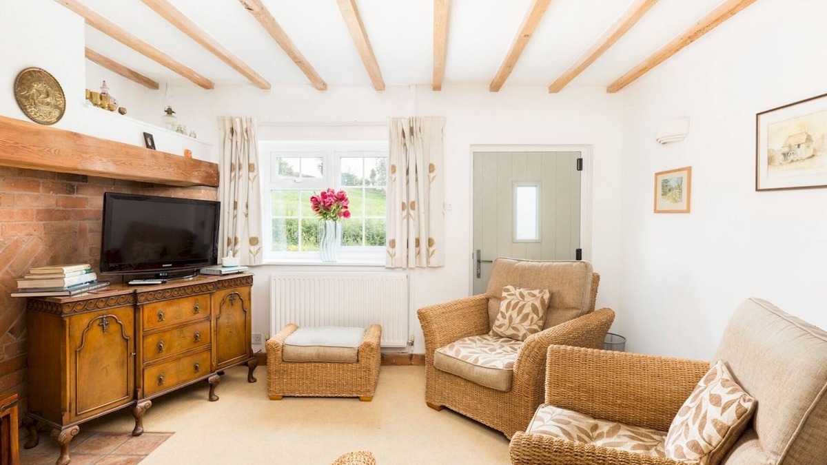 Quedgeley House | Pass the Keys | Traditional Comfy 2 Bed in Alderminster