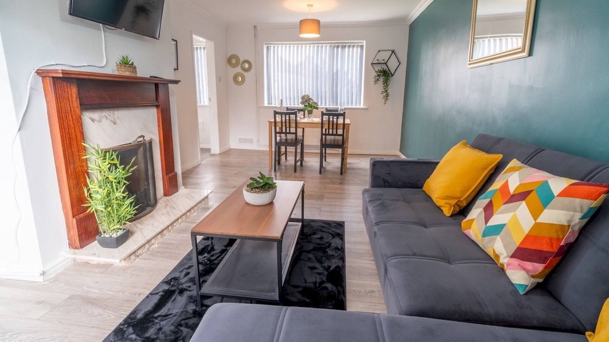 Sutton-in-Ashfield House | Pass the Keys | Beautiful 6 Guest Home with free parking