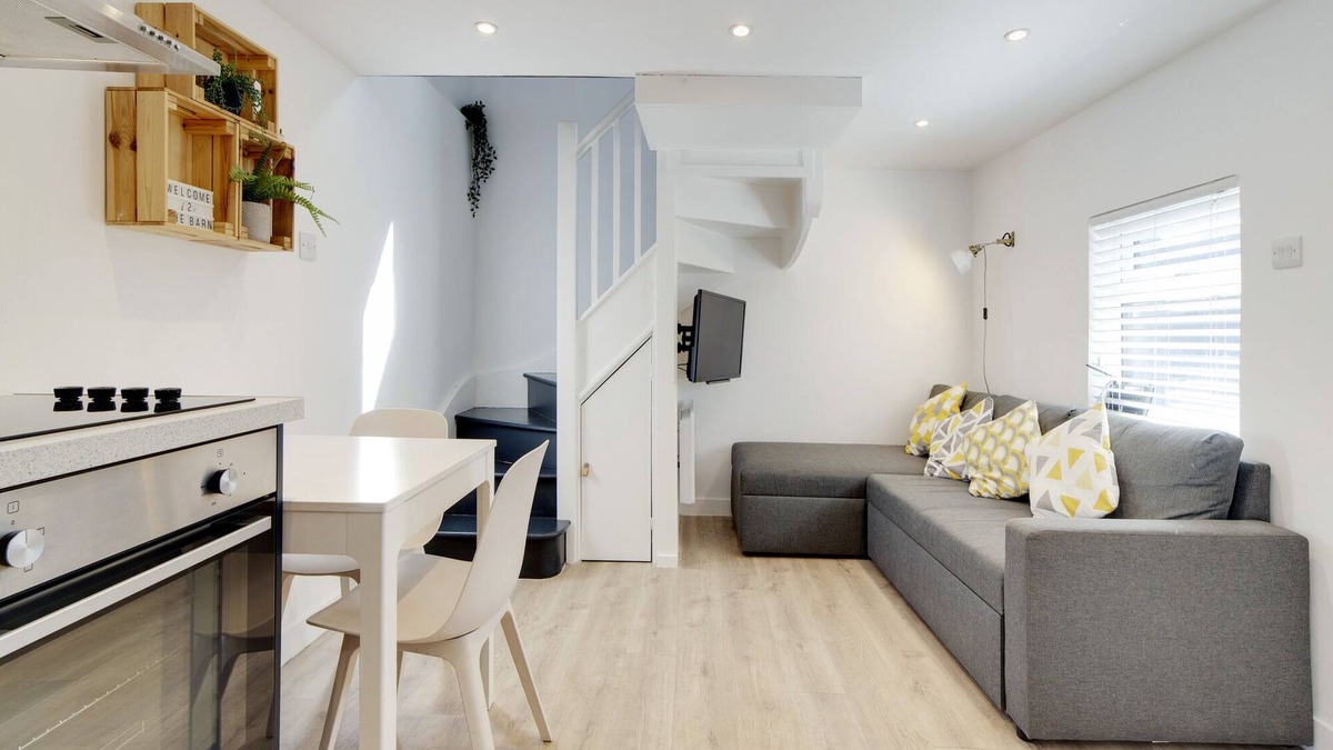 Histon House | Pass the Keys | 19th Century Barn with Free Parking