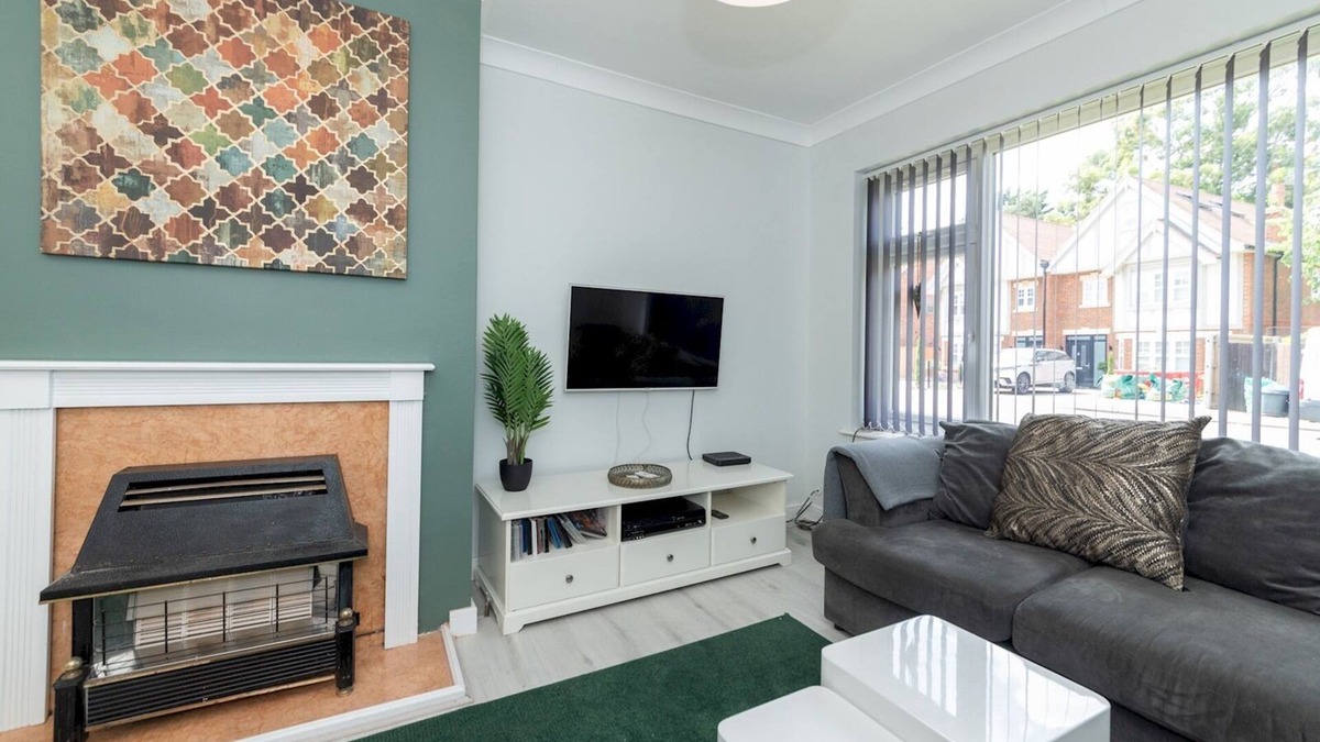 Winnersh Apartment | Pass the Keys | 2BDR Peaceful Ground Floor Apartment Free Parking