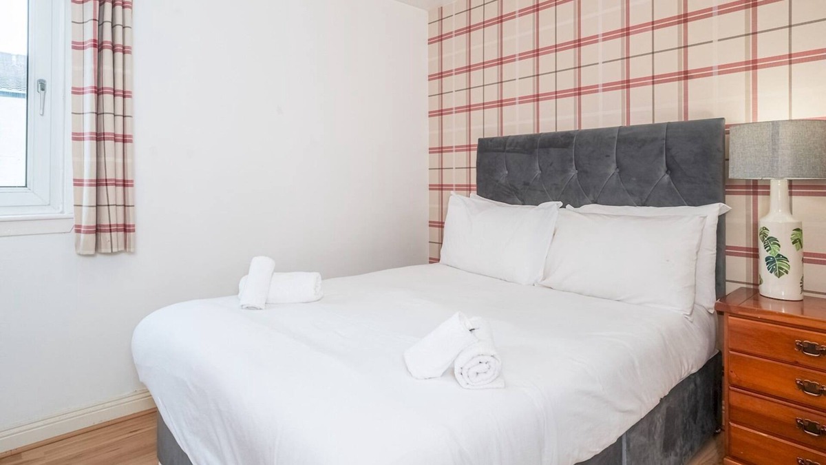 Longcroft House | Pass the Keys | 3 Bedroom Townhouse with Parking