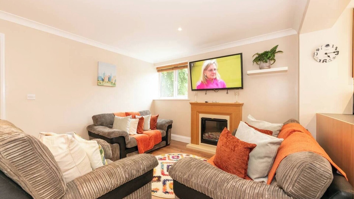 Burnt Oak House | Pass the Keys | 3BR Free Parking House Mins to Central London
