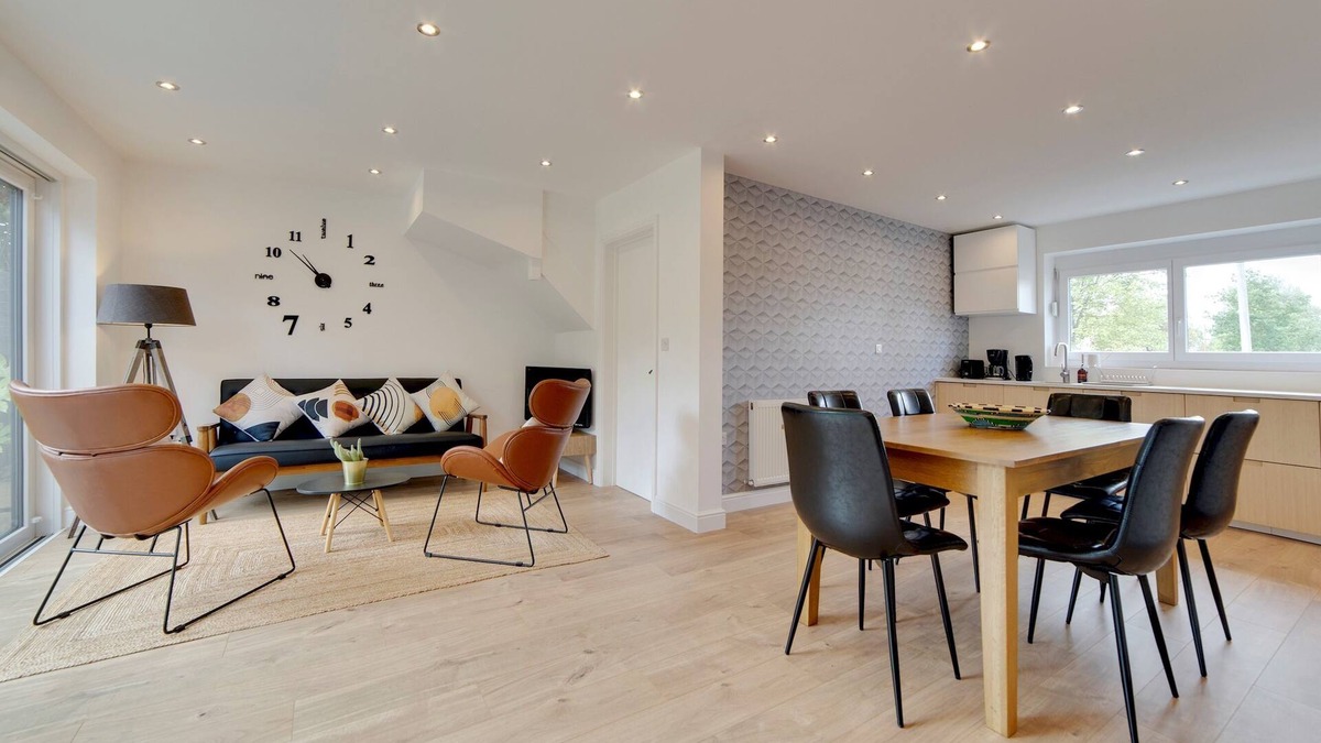 Trumpington House | Pass the Keys | 49 Byron Square Modern and Spacious 3 Bed Home with Free Parking