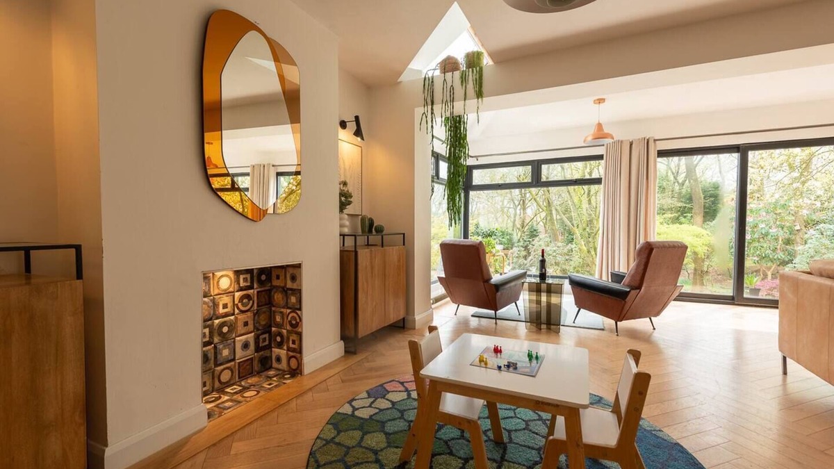 Sugnall House | Pass the Keys | Acorn Lodge · Luxury Retreat In a Stunning Oasis With Hot Tub