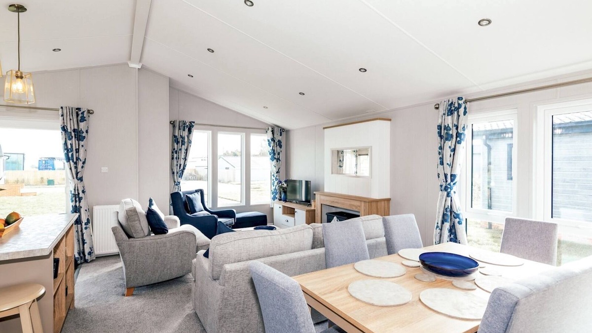 Cannards Grave House | Pass the Keys | Avalon Lodge - Shepton Mallet