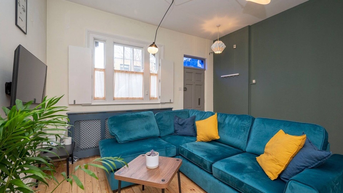 Hackney House | Pass the Keys | Airy 1850s Coach House with Private Balcony