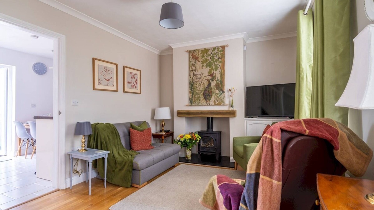 Montpellier House | Pass the Keys | Bath Road Retreat 2 bedrooms with garden