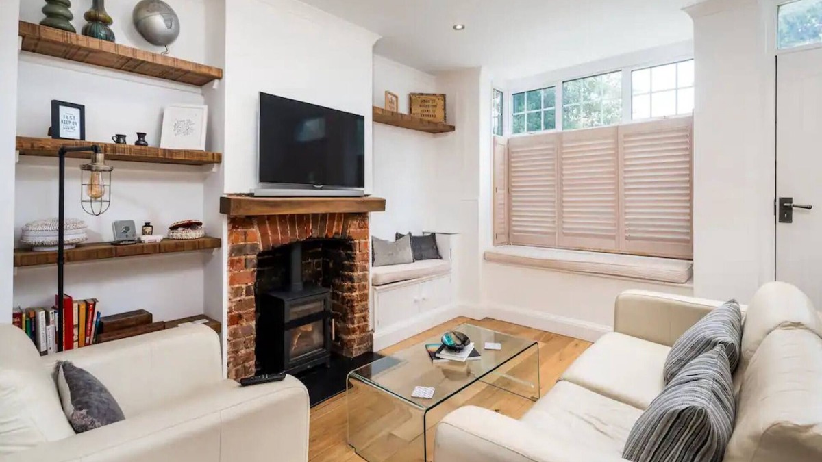 Chorleywood West House | Pass the Keys | Beautiful Period Cottage in Chorleywood Sleeps 6