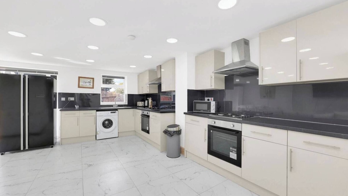 St. Andrew's House | Pass the Keys | Beautiful spacious 7 bed