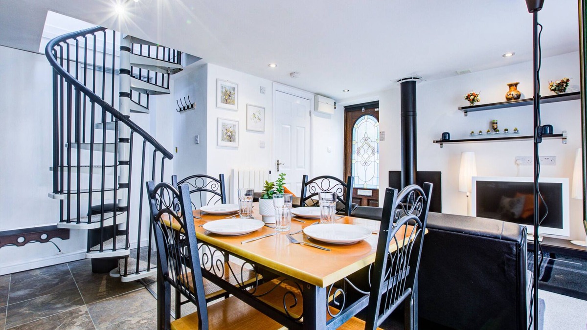 Basildon House | Pass the Keys | Beautiful cosy apartment