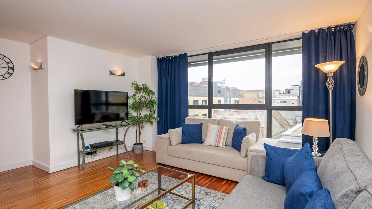 Farringdon Apartment | Pass the Keys | Bright Spacious Flat in Central London | Sleeps 6