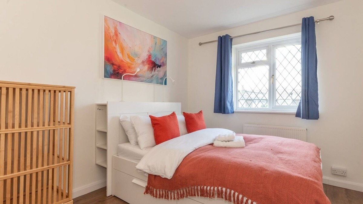 Abbey Wood House | Pass the Keys | Bright & Spacious 4BR House | Elizabeth Line