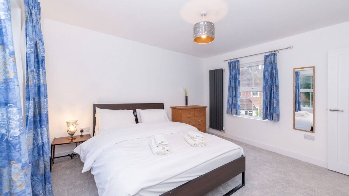 Wokingham House | Pass the Keys | Charming Modern Home in Central Wokingham