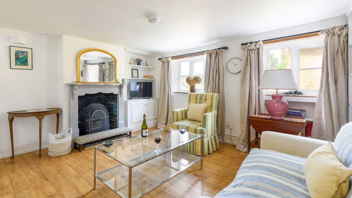 Bloxham House | Pass the Keys | Charming 16th Century Cottage in Central Bloxham