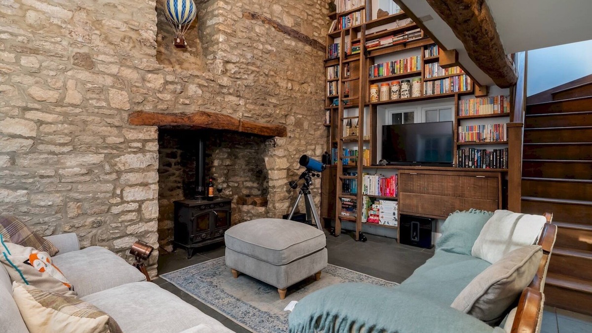 South Leigh House | Pass the Keys | Charming Pet-Friendly Family Cottage in Eynsham