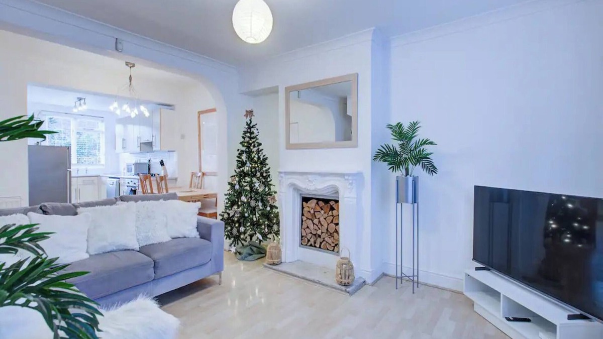 Plaistow South House | Pass the Keys | Charming 2 Bedroom House Good Transport and Parking