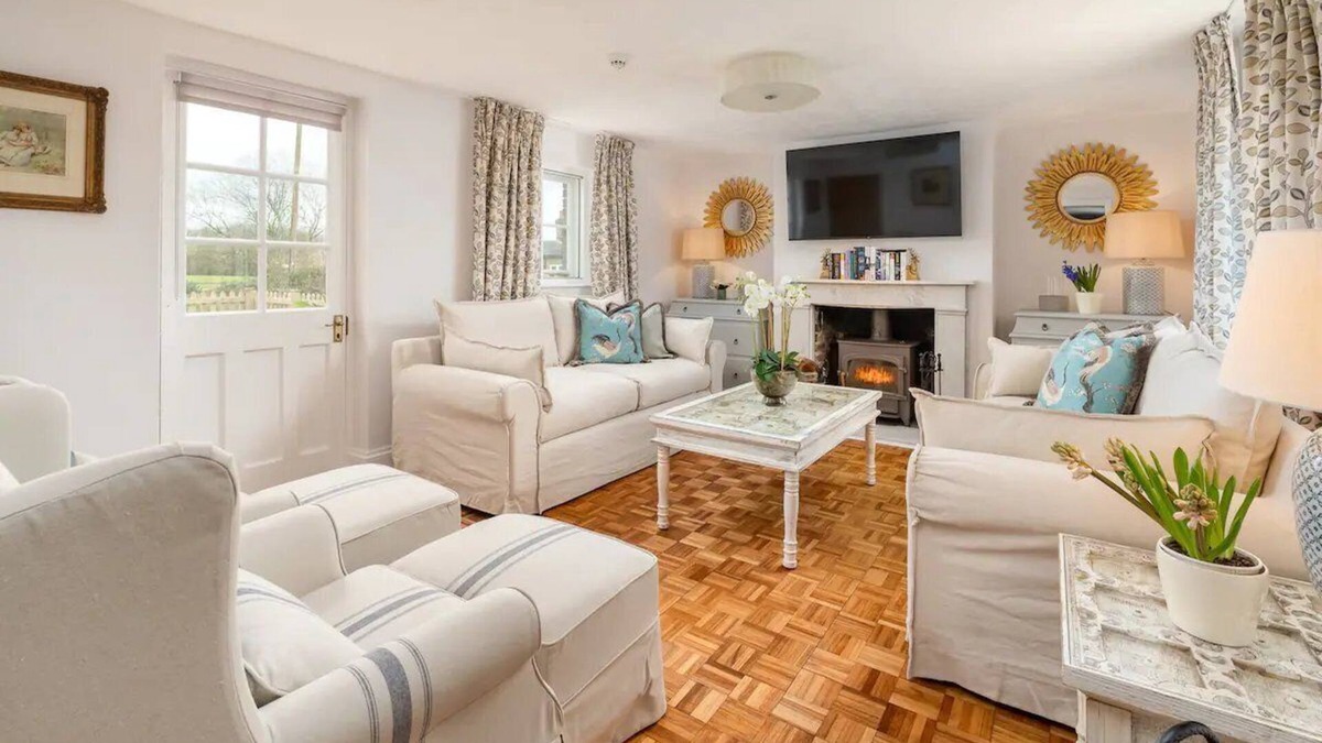 Ware House | Pass the Keys | Charming 4 Bed Cottage in Herts Countryside