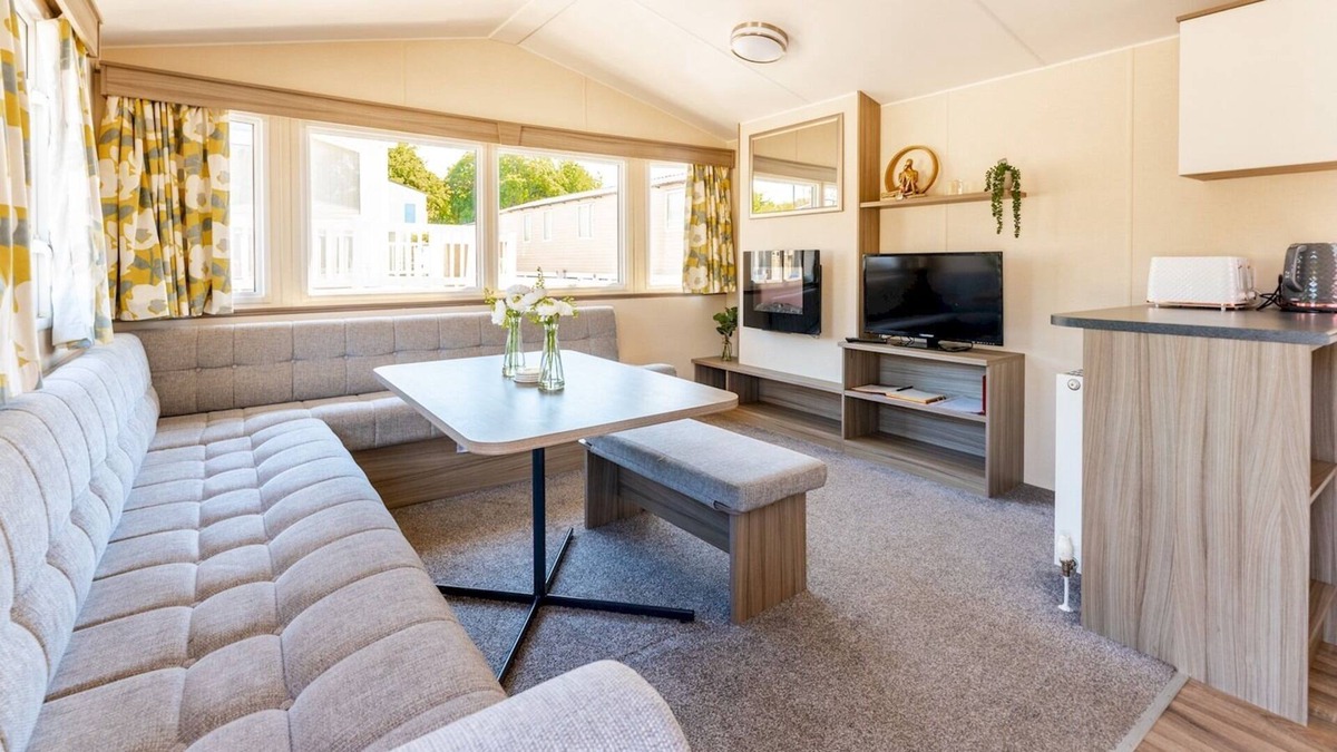 Wimborne House | Pass the Keys | Cheerful 2 bedroom caravan with parking