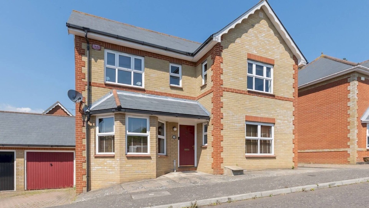 Basildon House | Pass the Keys | Comfortable home | Langdon Hills