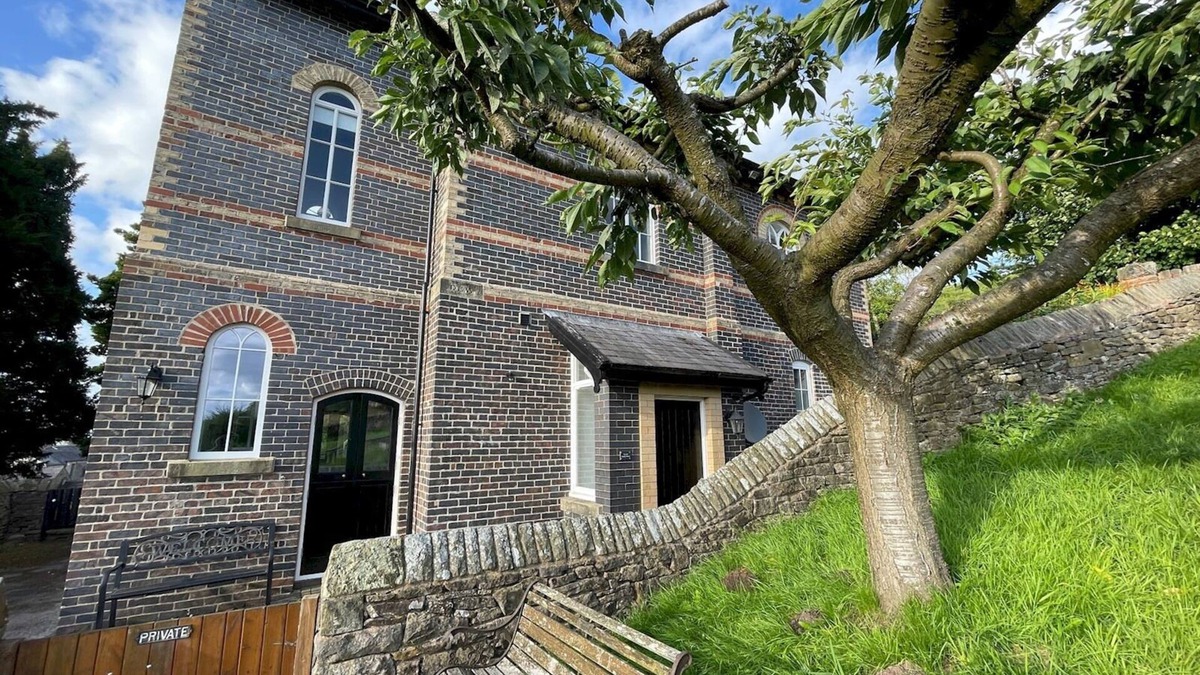 Combs House | Pass the Keys | Converted Sunday School for 4 with Views & Garden