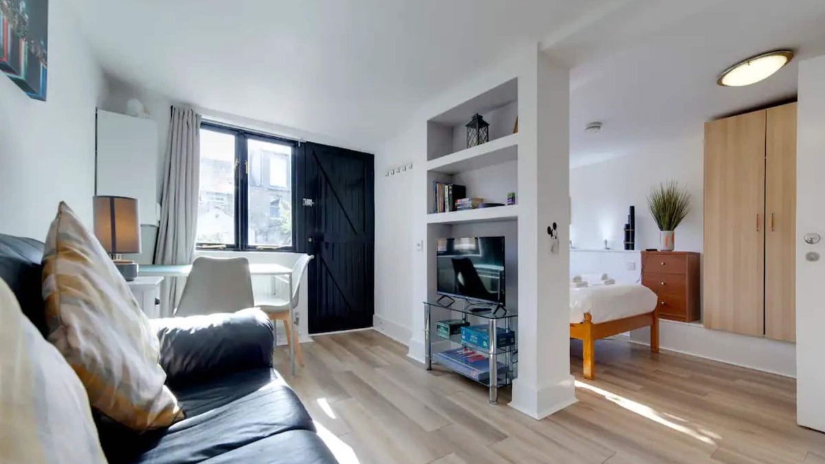 Cambridge House | Pass the Keys | Cosy Cabin in Central Cambridge Free Parking