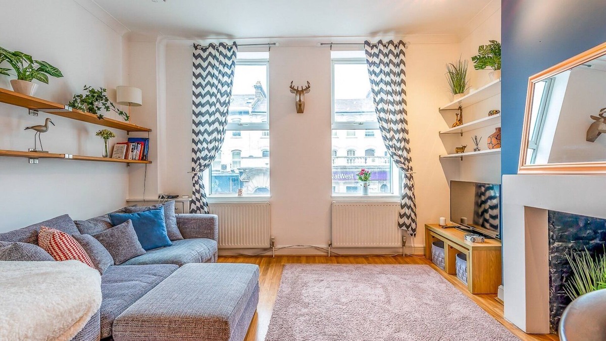Balham Apartment | Pass the Keys | Cozy Balcony Flat 1-Min to Balham Tube