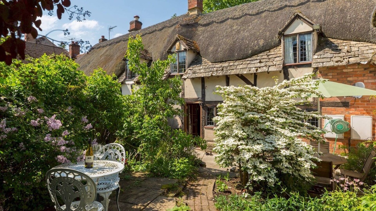 Chipping Campden House | Pass the Keys | Dara Cottage | 16th Century Thatched Cottage