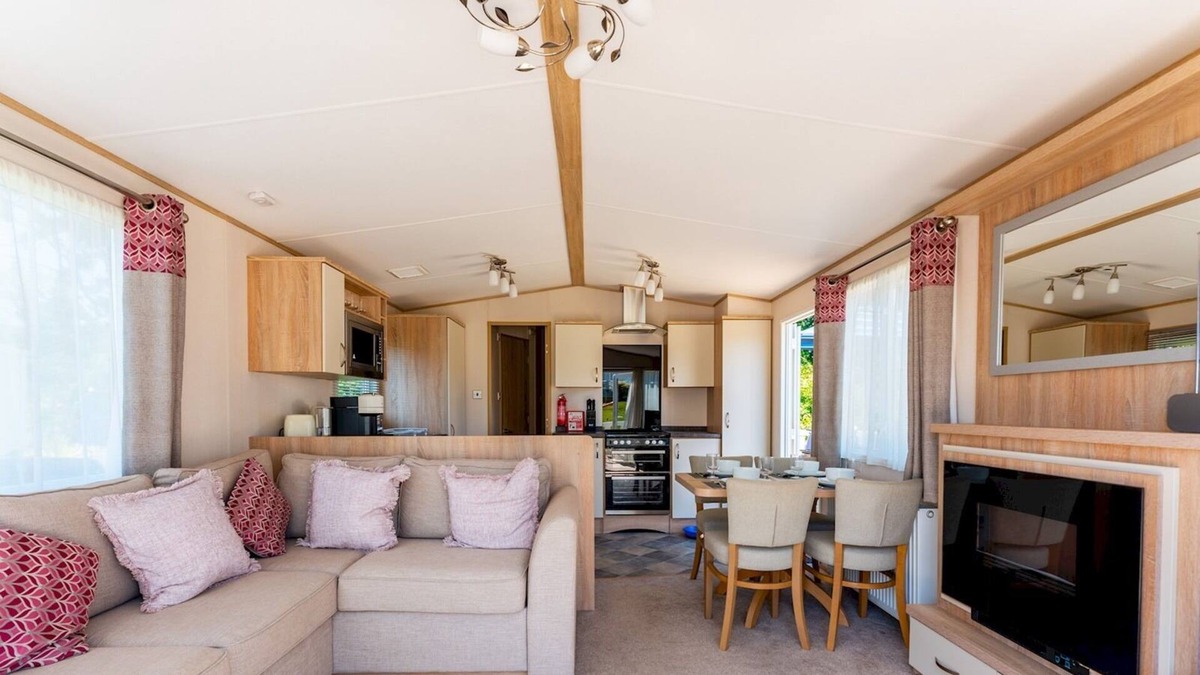 Wimborne House | Pass the Keys | Delightful 2 bedroom caravan with parking