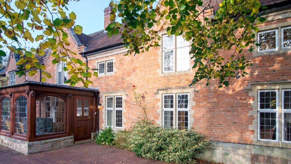 Inkberrow House | Pass the Keys | Elegant Country Home in Picture Postcard Village