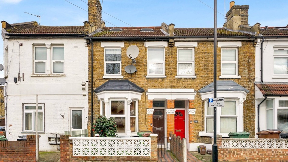 Newham House | Pass the Keys | Family home w/beautiful renovated kitchen!