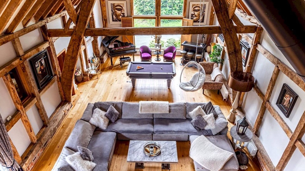 Hemel Hempstead House | Pass the Keys | The Chilterns Cruck Barn