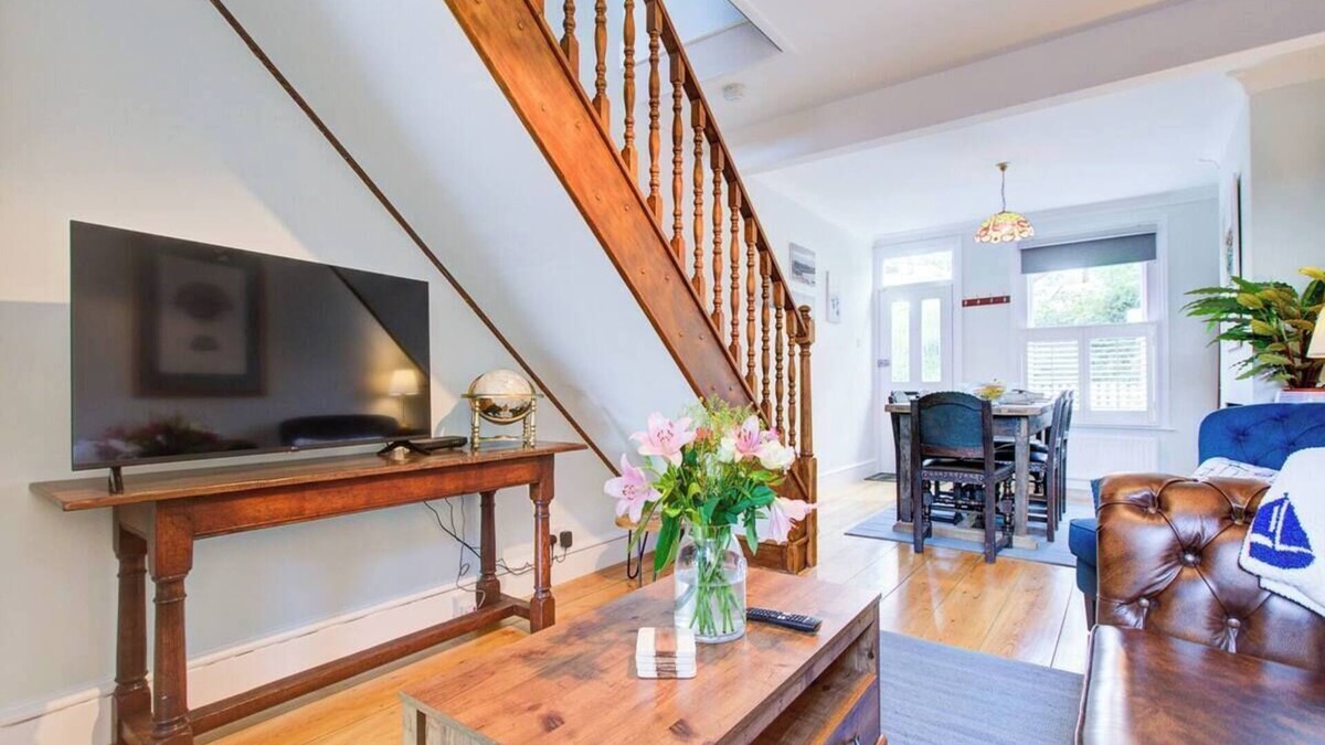 Leigh-on-Sea House | Pass the Keys | Stunning Cottage in the Heart of Old Leigh