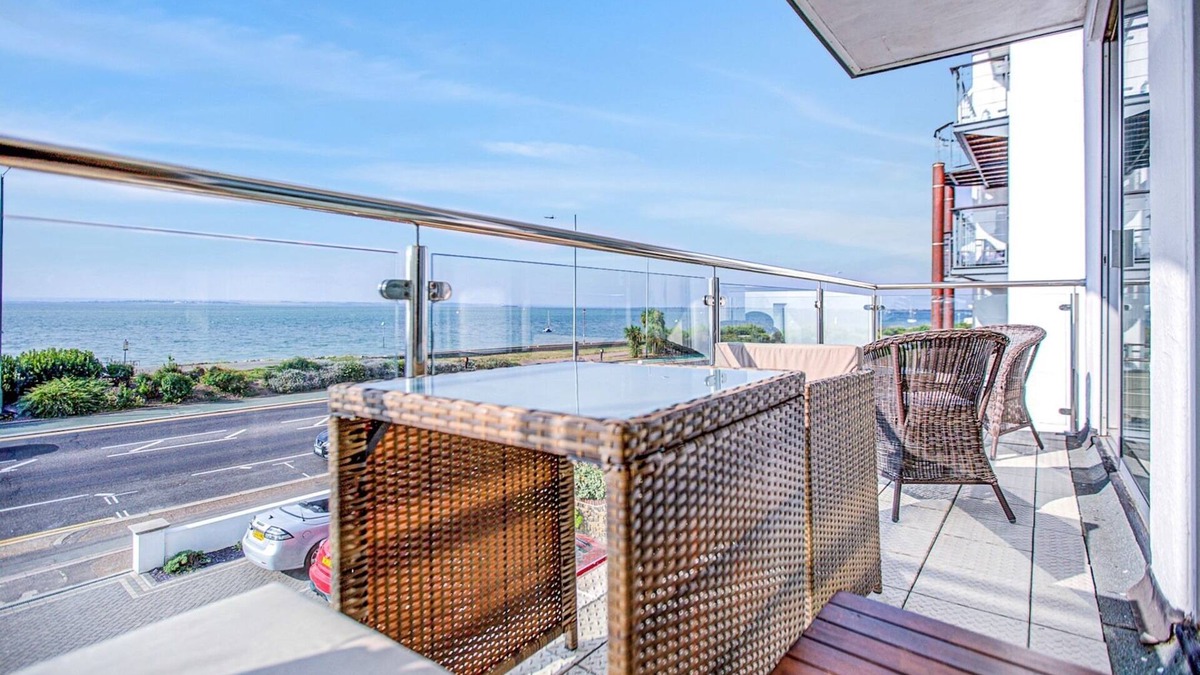 Westcliff-on-Sea Apartment | Pass the Keys | Stunning Sea Front Views