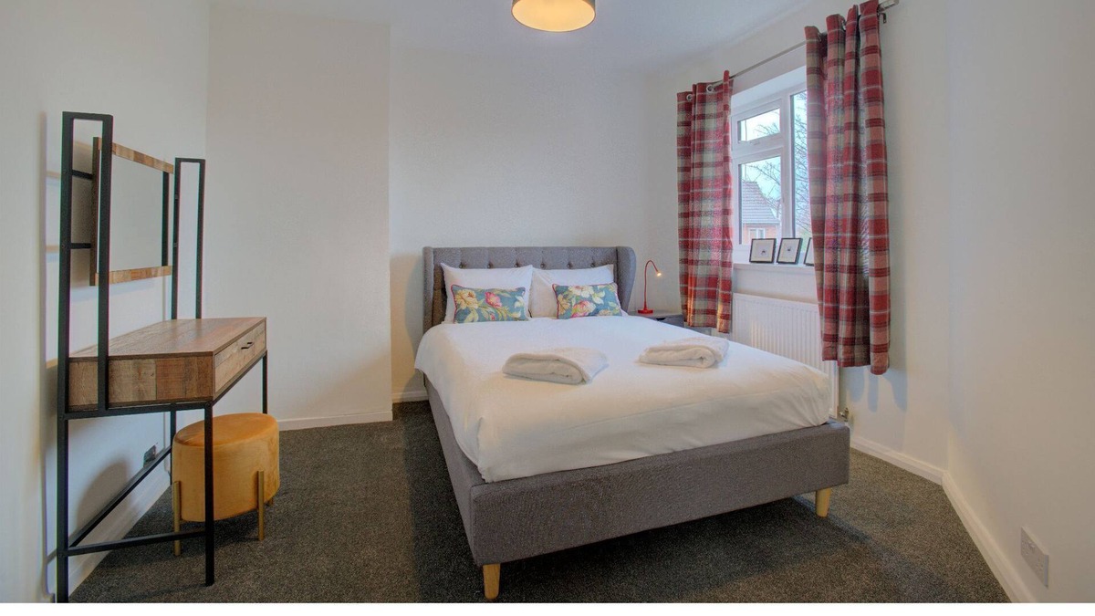 Baguley House | Pass the Keys | Gorgeous 3 Bed Home Near Manchester Airport