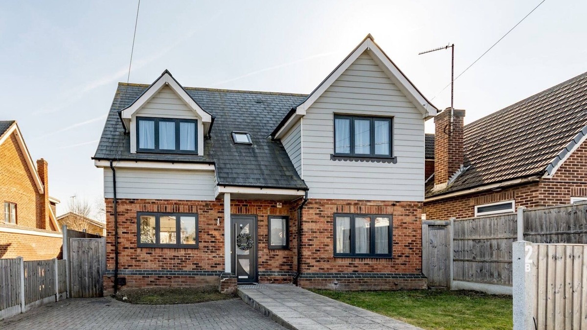 Hawkwell House | Pass the Keys Hawkwell Hideaway! Large 4 bedroom Home | Hockley