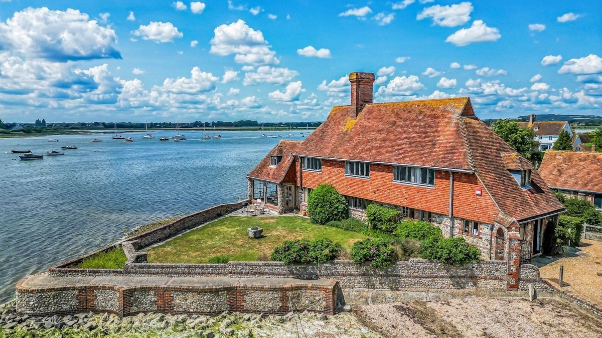 Bosham House | Pass the Keys | Historic Waterfront Home in Bosham